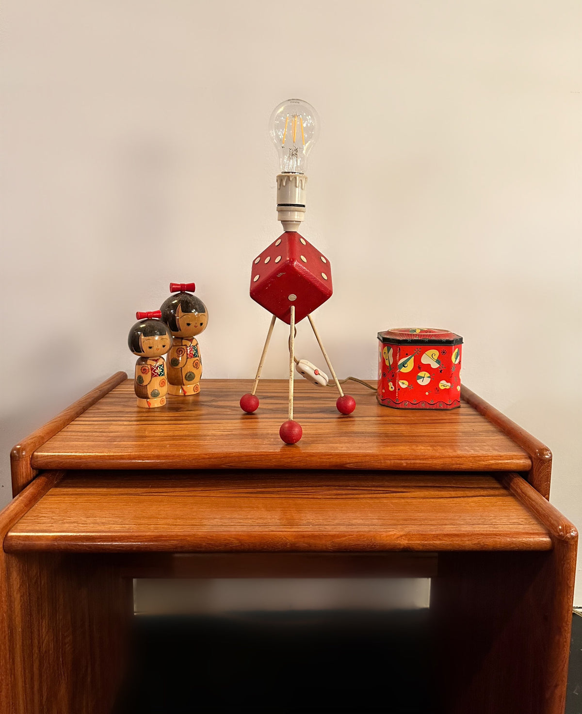 American Red & Cream Atomic Tripod Dice Table Lamp, 1950 image 10
