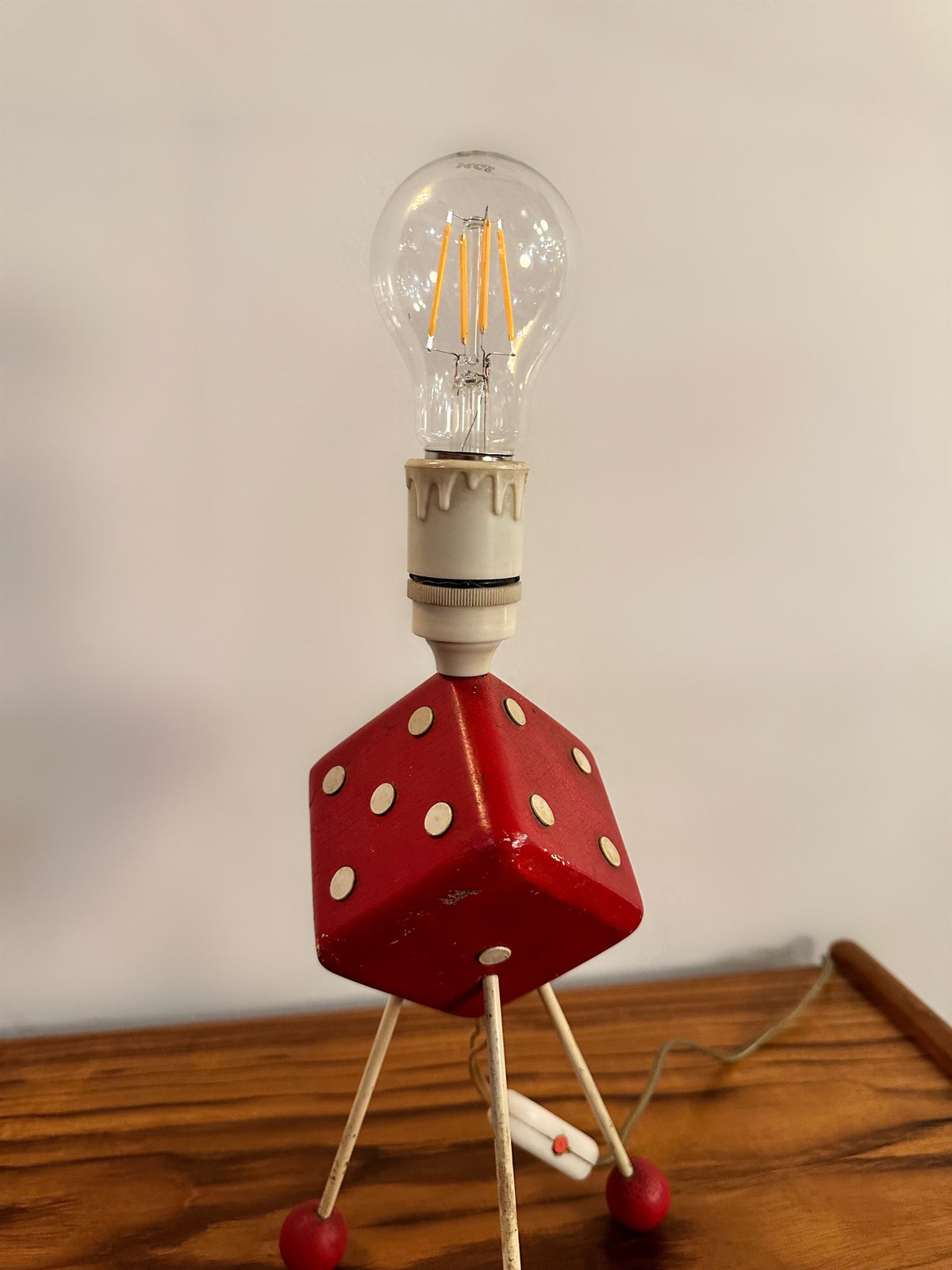 American Red & Cream Atomic Tripod Dice Table Lamp, 1950 image 5