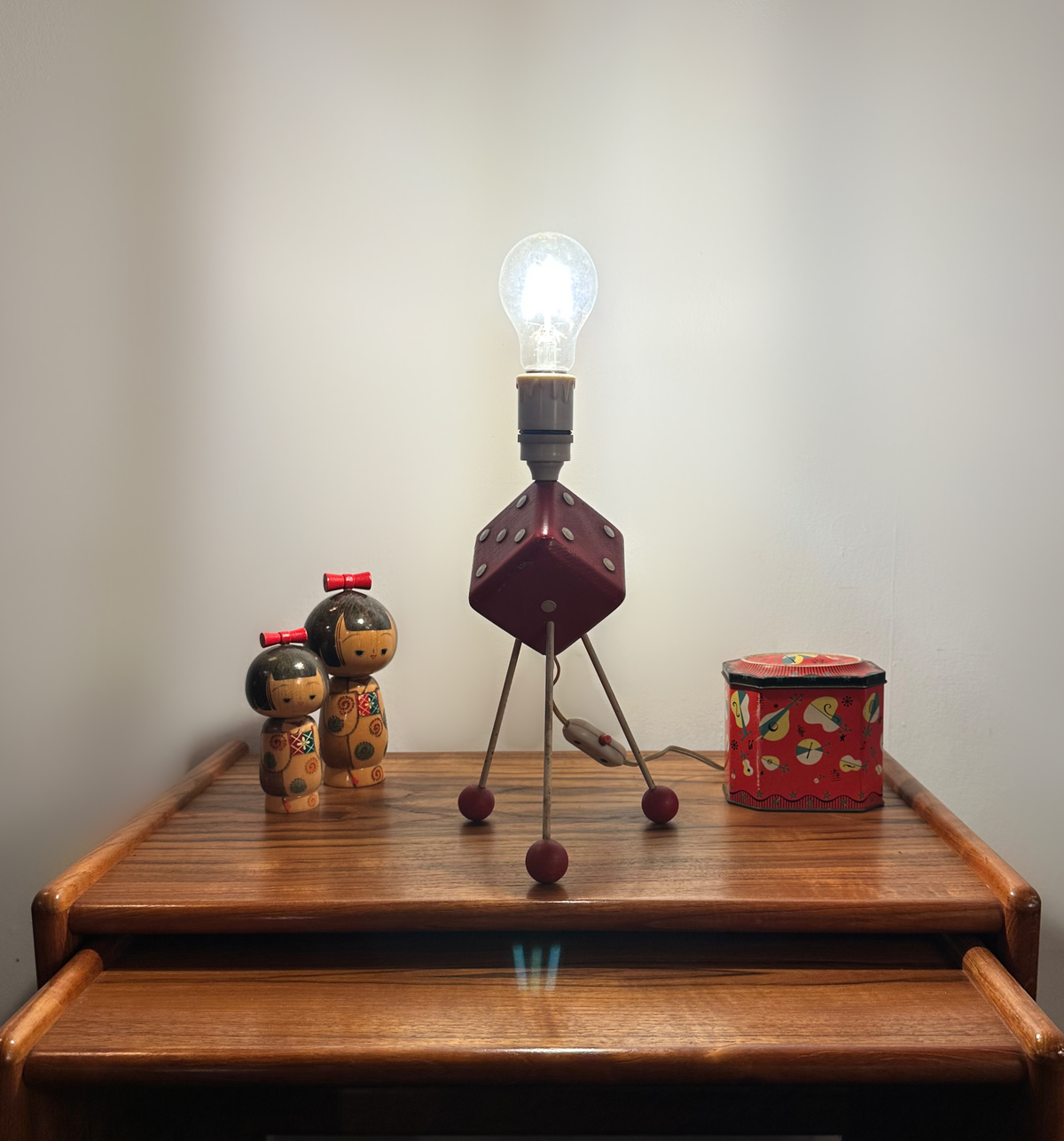 American Red & Cream Atomic Tripod Dice Table Lamp, 1950 image 1