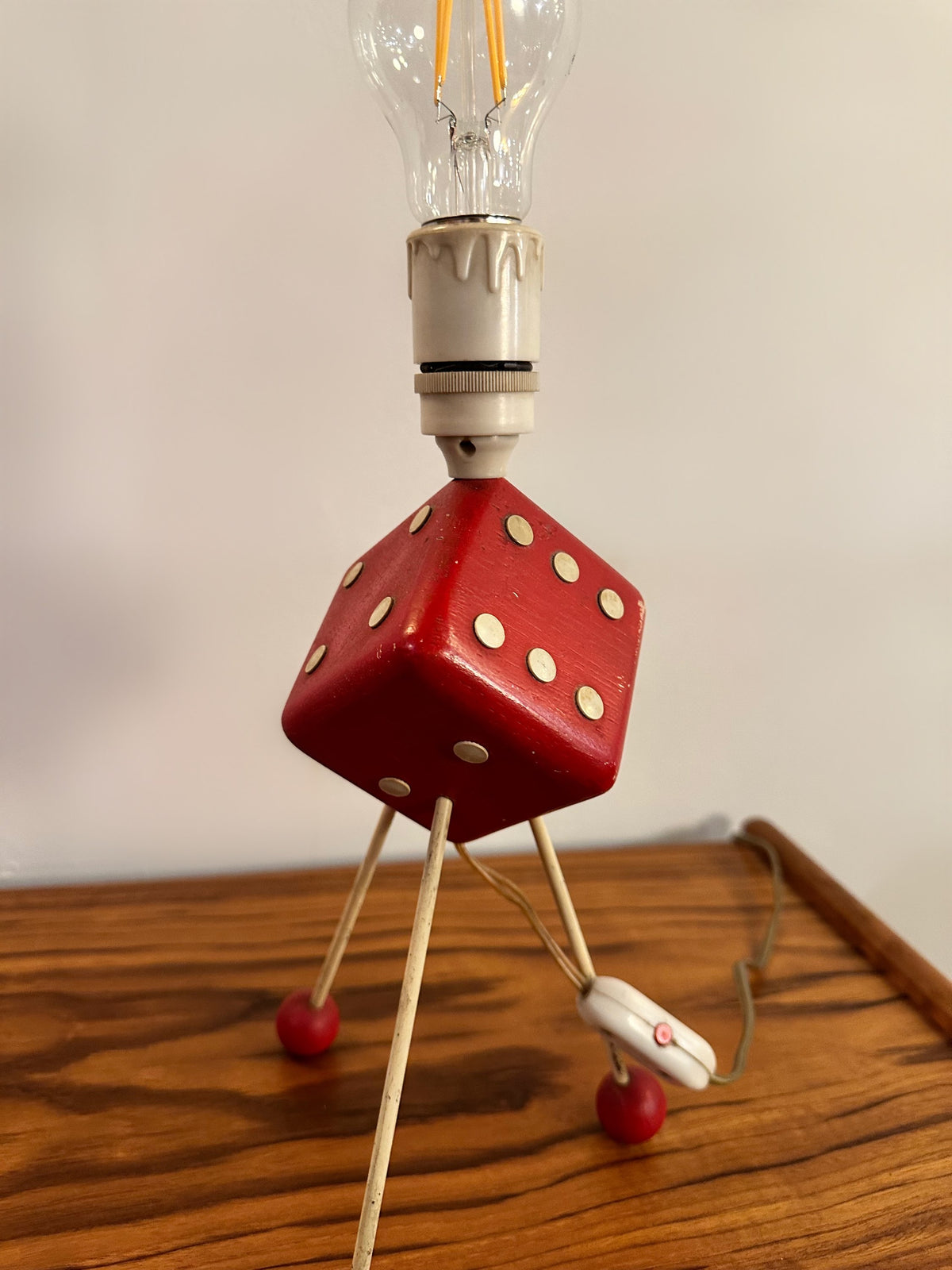 American Red & Cream Atomic Tripod Dice Table Lamp, 1950 image 3